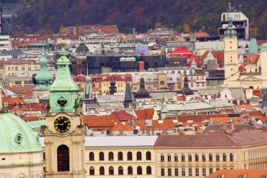 Prag'ın Gotik Kalesi ve Binalar üzerinde görünüm