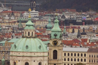 Prag'ın Gotik Kalesi ve Binalar üzerinde görünüm