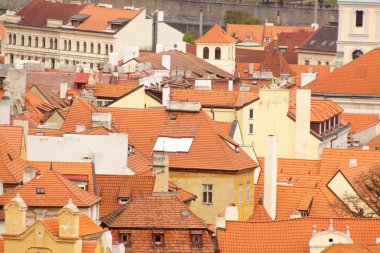 Prag'ın Gotik Kalesi ve Binalar üzerinde görünüm