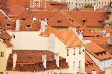 Prag'ın Gotik Kalesi ve Binalar üzerinde görünüm