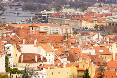 Prag'ın Gotik Kalesi ve Binalar üzerinde görünüm