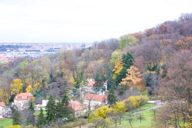 Prag'ın Gotik Kalesi ve Binalar üzerinde görünüm