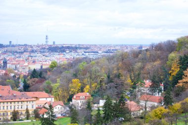 Prag'ın Gotik Kalesi ve Binalar üzerinde görünüm