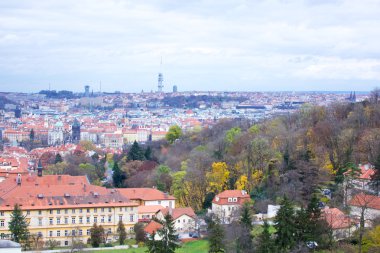 Prag'ın Gotik Kalesi ve Binalar üzerinde görünüm