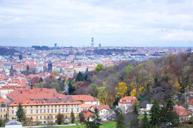 Prag'ın Gotik Kalesi ve Binalar üzerinde görünüm