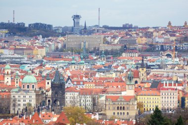 Prag'ın Gotik Kalesi ve Binalar üzerinde görünüm