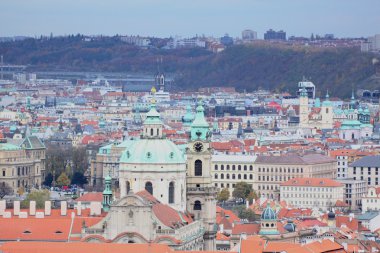 Prag'ın Gotik Kalesi ve Binalar üzerinde görünüm