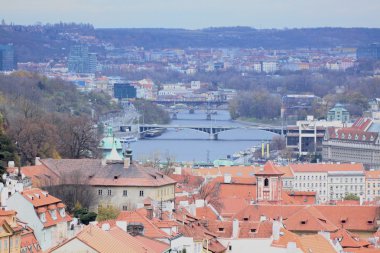 Prag'ın Gotik Kalesi ve Binalar üzerinde görünüm