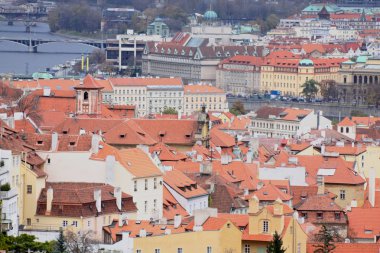 Prag'ın Gotik Kalesi ve Binalar üzerinde görünüm