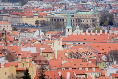 Prag'ın Gotik Kalesi ve Binalar üzerinde görünüm