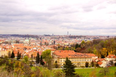 Prag'ın Gotik Kalesi ve Binalar üzerinde görünüm