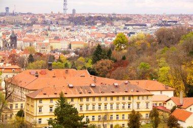 Prag'ın Gotik Kalesi ve Binalar üzerinde görünüm