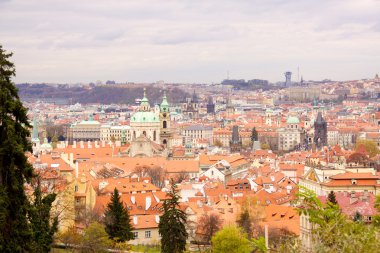 Prag'ın Gotik Kalesi ve Binalar üzerinde görünüm