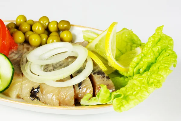Serie di alimenti: macro immagine di filetto di aringa con verdure — Foto Stock