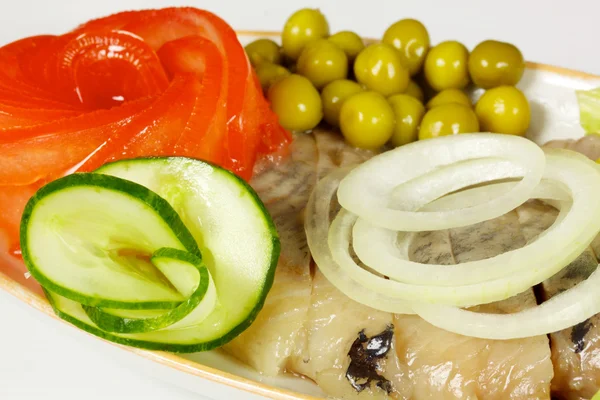 Serie di alimenti: macro immagine di filetto di aringa con verdure — Foto Stock
