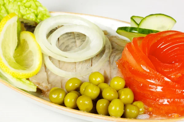 Серія продуктів харчування: макро картина філе оселедця з овочами — стокове фото