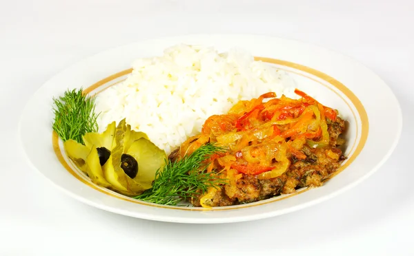 炒肉、 白米饭和蔬菜 — 图库照片