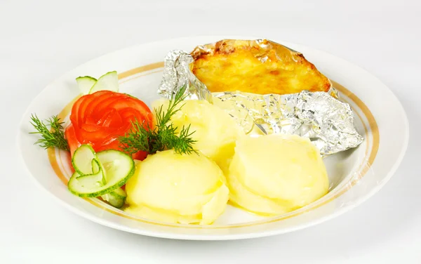 Batata assada recheada com carne e queijo em prato branco — Fotografia de Stock