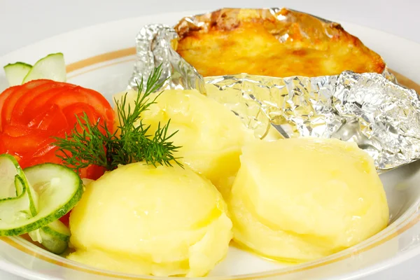 Patata al horno llena de carne y queso en plato blanco — Foto de Stock