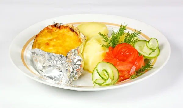 Gebakken aardappel gevuld met vlees en kaas op wit bord — Stockfoto