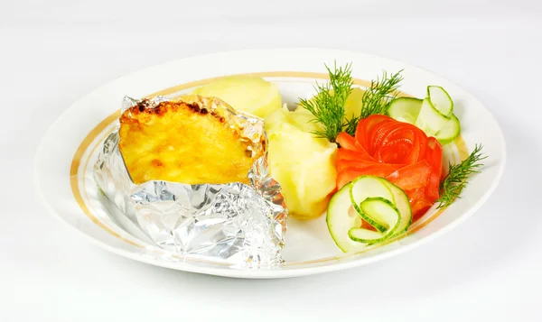 Et ve beyaz plaka üzerinde peynir ile doldurulmuş fırında patates — Stok fotoğraf