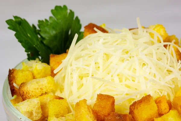 Peynirli Sezar salatası ve kızarmış ekmek. — Stok fotoğraf