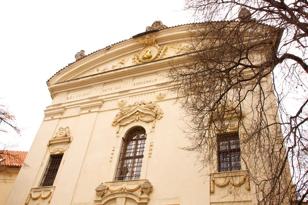 Staré Prahy příjemný personál - staré budovy — Stock fotografie
