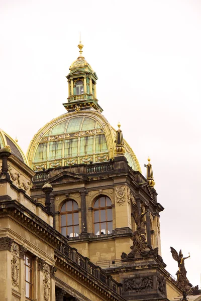 Gamla Prag stadsutsikt - gamla byggnader — Stockfoto