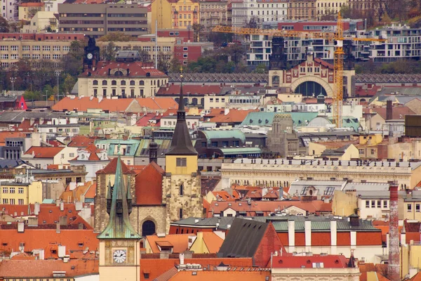 Widok na Pradze gotycki zamek i budynków — Zdjęcie stockowe