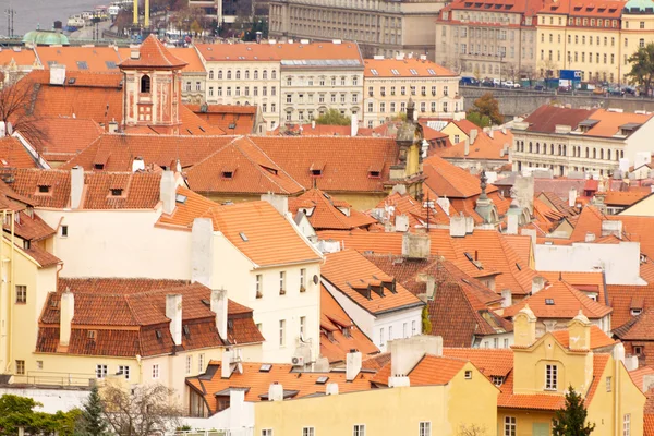 La vista sul castello gotico di Praga e gli edifici — Foto Stock