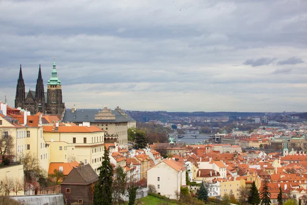 La vista del Castillo y Edificios góticos de Praga — Foto de Stock