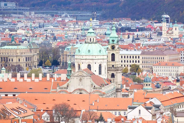 Pohled na gotický hrad a budovy Praze — Stock fotografie