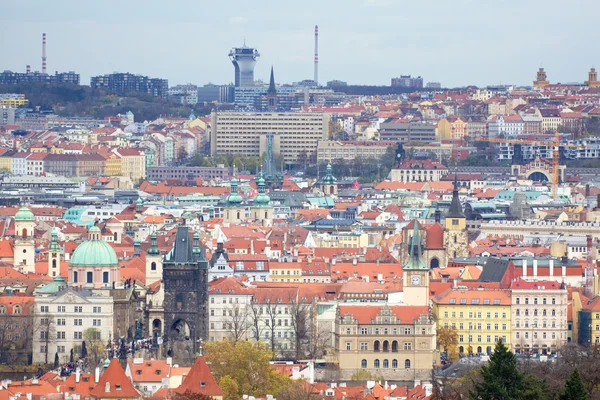 Prag'ın Gotik Kalesi ve Binalar üzerinde görünüm — Stok fotoğraf