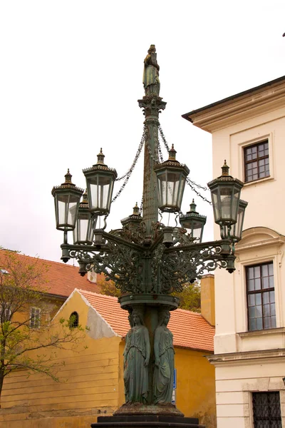 Vista de la ciudad de Praga antigua - edificios antiguos — Foto de Stock