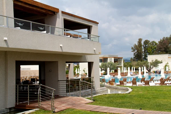 Hermoso hotel cerca del mar en Grecia — Foto de Stock
