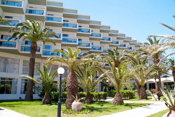 Vakkert hotell nær sjøen i Hellas. – stockfoto