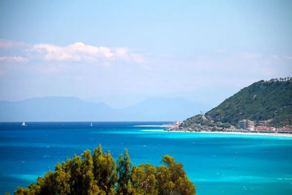 Agua turquesa clara en la orilla del mar Egeo — Foto de Stock