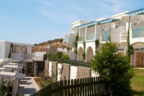 Красивий готель на березі моря в Греції — стокове фото