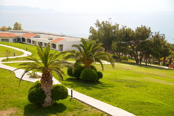 ギリシャの海の近くの美しいホテル — ストック写真
