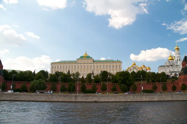 Berühmter moskauer kremlin und moskva fluss, russland — Stockfoto