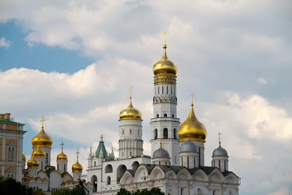 Moskauer Kreml. Blick auf eine Gruppe ortodoxer Kirchen: annunciatio — Stockfoto