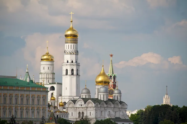 Veduta del Cremlino di Mosca con cupole dorate e torre Spasskaya — Foto Stock