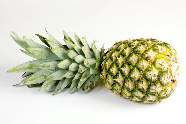 Ananas jest izolowany na białym tle — Zdjęcie stockowe