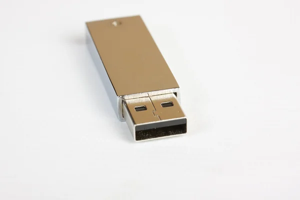 Серебряный USB флэш-накопитель на белом — стоковое фото
