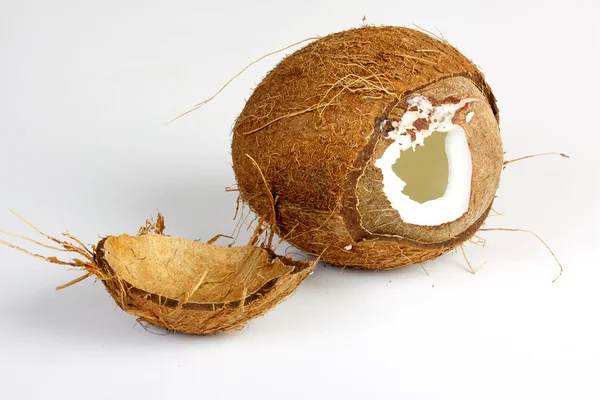 Duas metades de coco sobre fundo branco — Fotografia de Stock