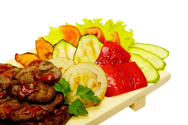 Grillezett hús, sült zöldségsaláta — Stock Fotó