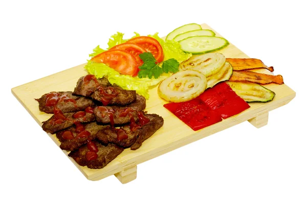 Carne a la parrilla con ensalada de verduras fritas — Foto de Stock