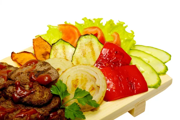М'ясо на грилі зі смаженим овочевим салатом — стокове фото