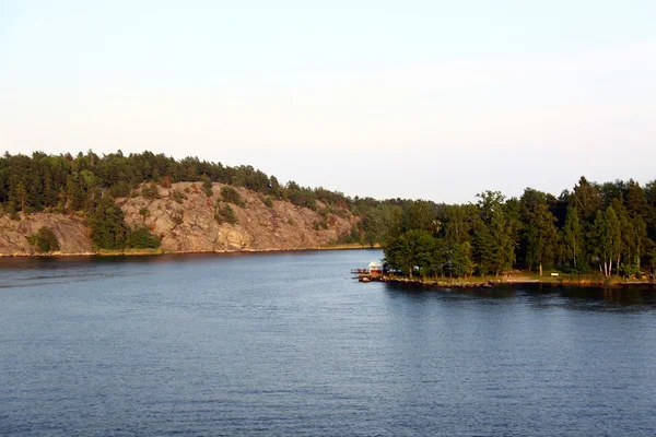 Ilha solitária no arquipélago da Suécia — Fotografia de Stock