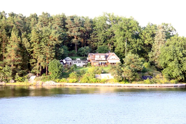 Isla solitaria en el archipiélago de Suecia — Foto de Stock